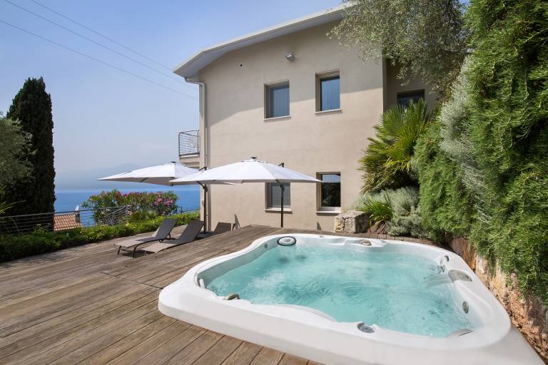 Villa with private pool, jacuzzi & patio — photo 4
