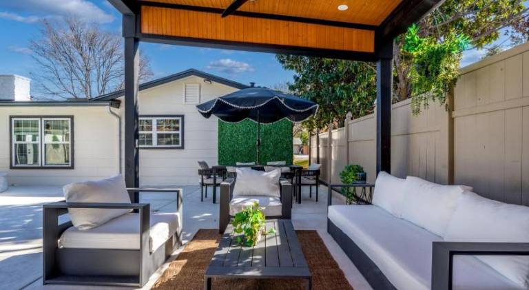 Relaxed Luxury Pet Friendly Home with Pool and Backyard Lounge in San Antonio, TX — photo 4