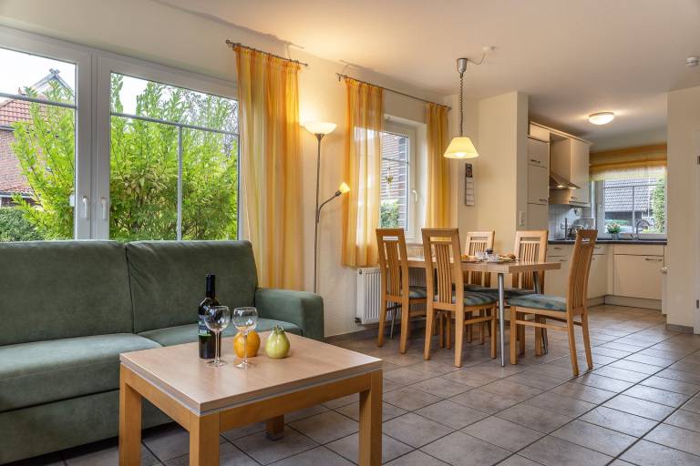 Harmonisch und gemütlich: Die geschmackvoll eingerichtete Doppelhaushälfte von ca. 70 qm lässt keine Wünsche offen. Auf der lauschigen Terrasse lassen sich wunderbare Stunden verbringen. in Wittmund