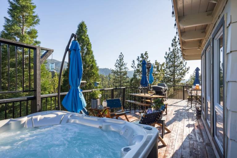 Family-friendly ample cabin with grill, terrace & jacuzzi | Mountain view | Pets allowed in San Bernardino, CA