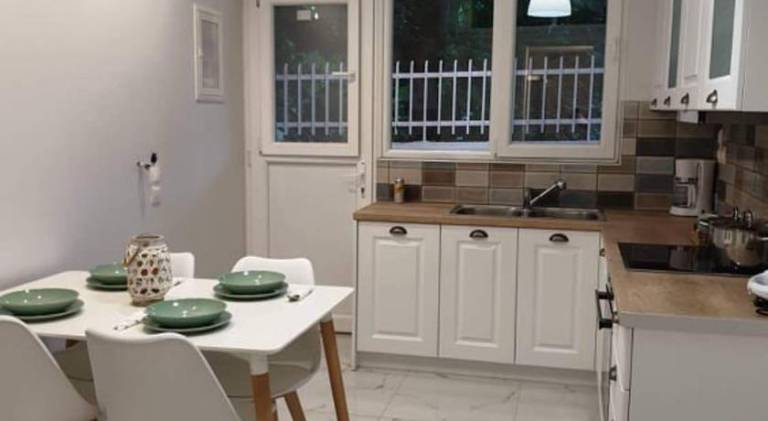 Apartment with terrace & yard in Poros