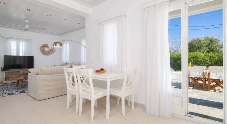 Villa with private pool, yard & patio — photo 4
