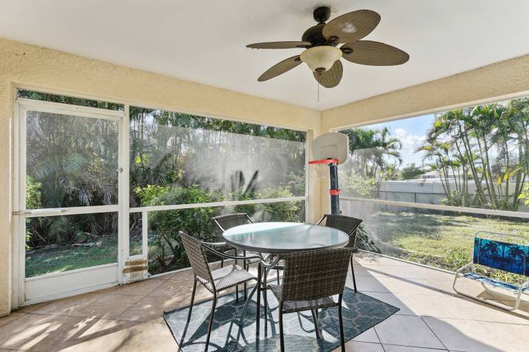 Pet Friendly Home w Backyard in Cape Coral