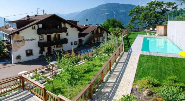 Serviced apartment with yard, patio & pool | Good for workation | Pet-friendly in Marlengo