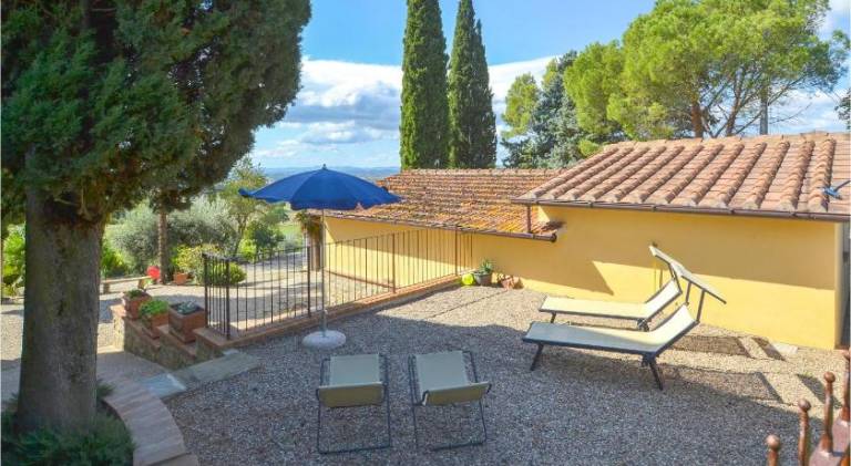 Vacation home with terrace, BBQ & yard — photo 4