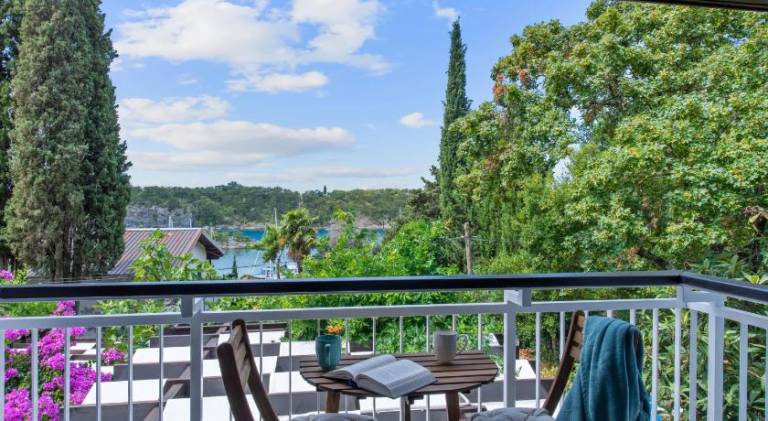 Villa Nada, green paradise by the sea and beaches in Omisalj