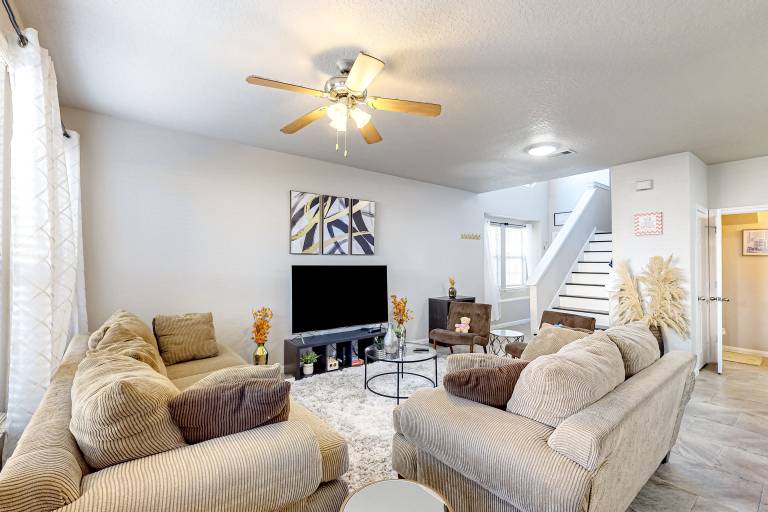 3 Mi to Downtown Conroe: Updated Townhome w/ Yard — photo 5