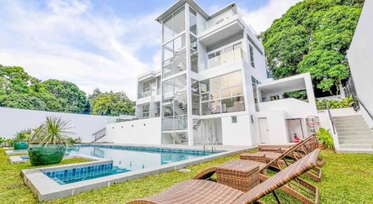 Rental apartment with pool in Tagaytay