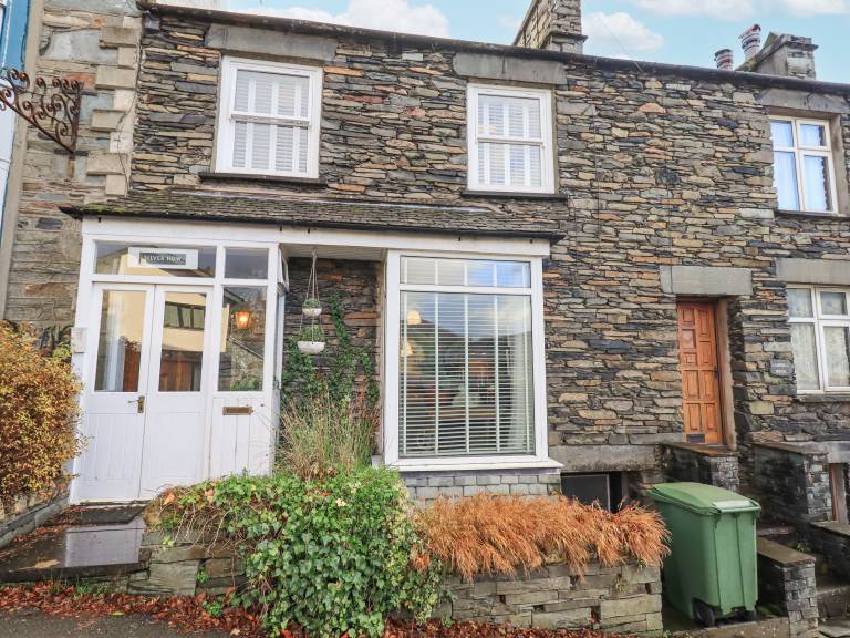 Cottage with garden — photo 2