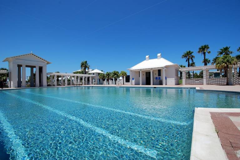 House with pool — photo 4