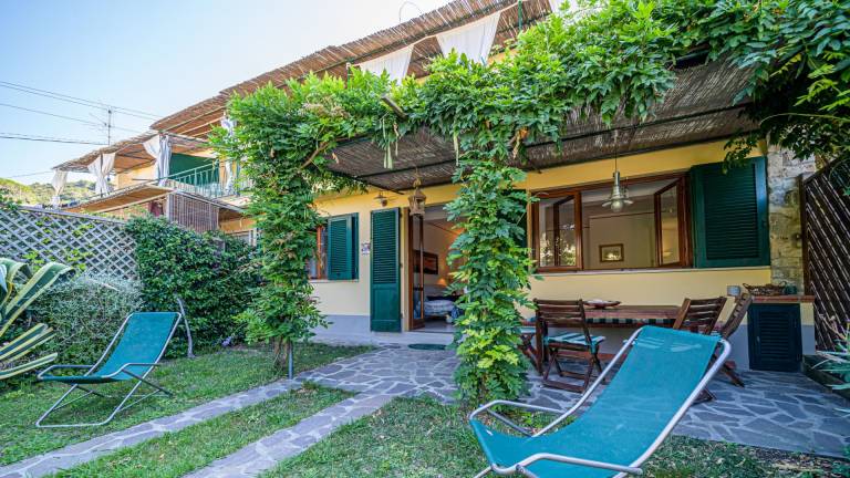 Holiday apartment with garden — photo 5
