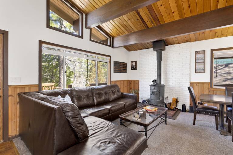 Cabin with jacuzzi in Big Bear Lake, CA
