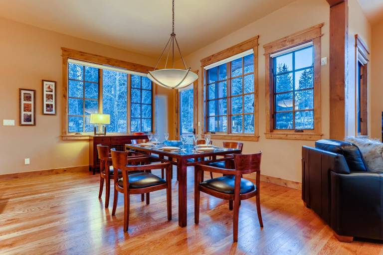 Aspen Grove Chalet: Private Hot Tub, Fire Pit, Pet-Friendly, Near Downtown — photo 4