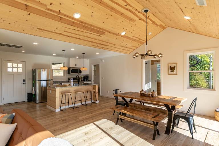 Blackberry Hill: Views, Hot Tub, Pool Table, Big Dog Friendly! — photo 5