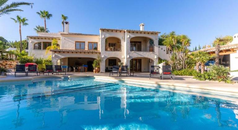 Fully equipped villa with terrace, yard & barbeque | Suitable for remote work | Pet-friendly in Mora