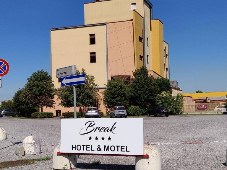 BREAK HOTEL & MOTEL