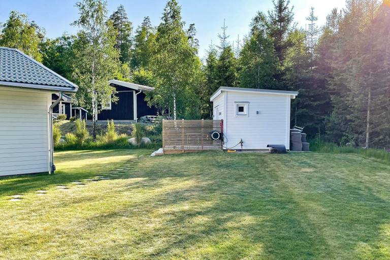 Vacation home with yard & patio | Dogs allowed — photo 4