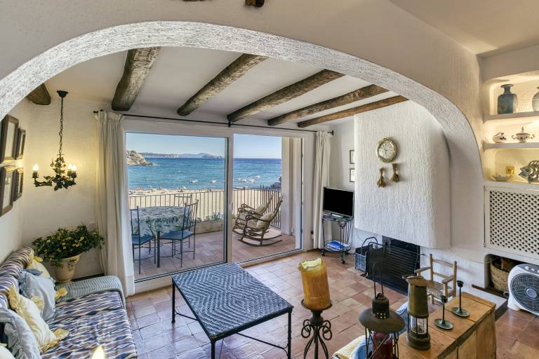 Fully equipped apartment with patio, yard & fast internet | Beach view | Next to the beach | Dogs allowed in Begur