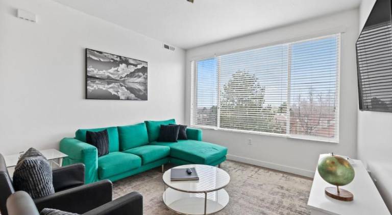 Modern Resort Styled 2BR Apt W Pool, Gym & Hot Tub — photo 3