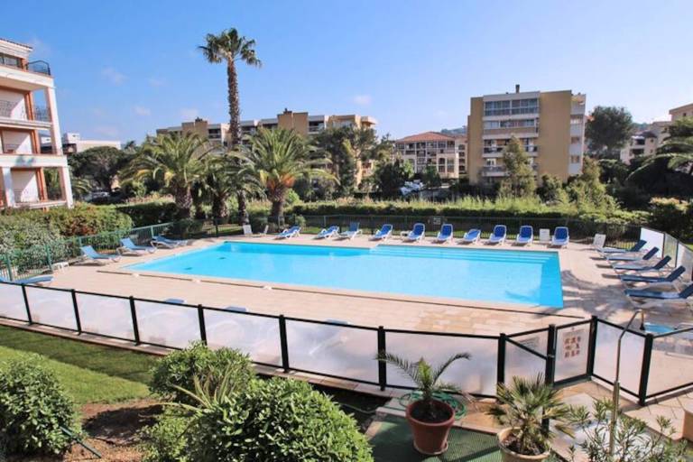 Rental apartment with terrace & pool | Beach nearby | Pets are welcome in Sainte-Maxime