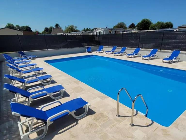 Mobile home with heated pool & patio | Pet-friendly — photo 3