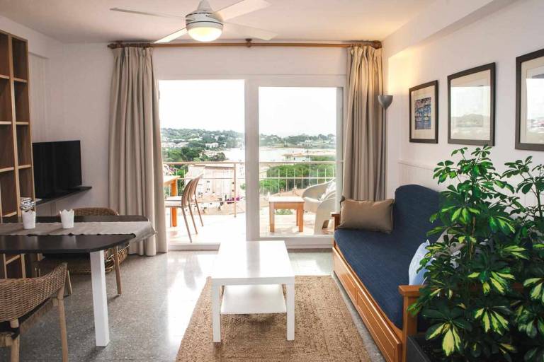 Beautiful rental apartment with BBQ, pool & patio | Sea view | Close to the beach | Dogs allowed — photo 3