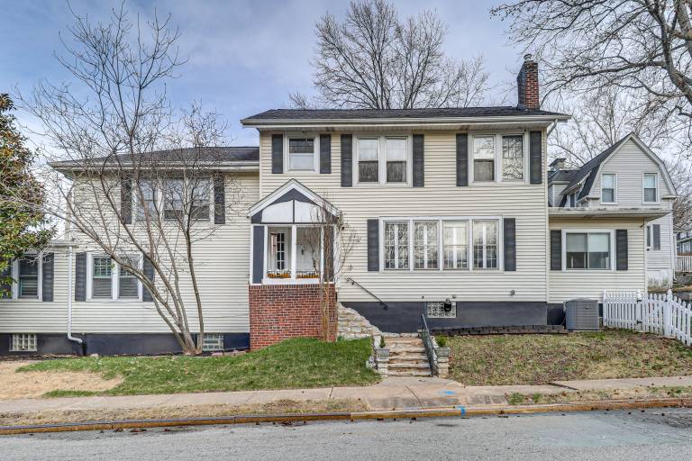 Lakeside Clifton Heights Home Near Forest Park in St. Louis, MO