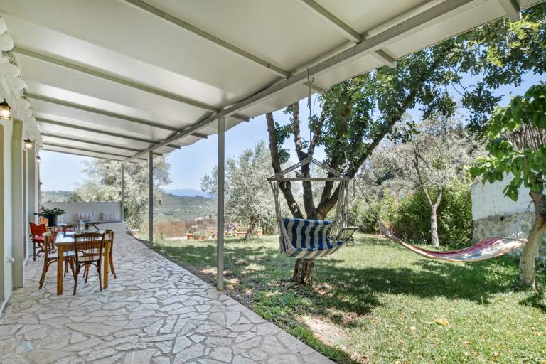 House with yard — photo 4