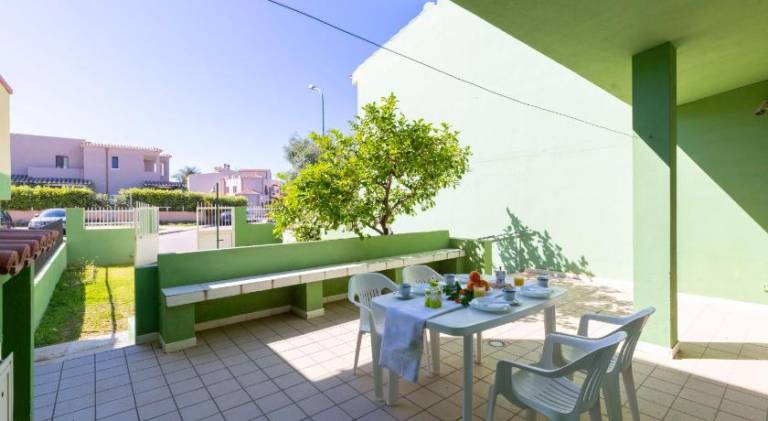 Vacation home with garden — photo 3