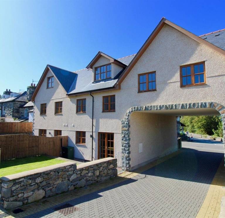 House  Llanbedr