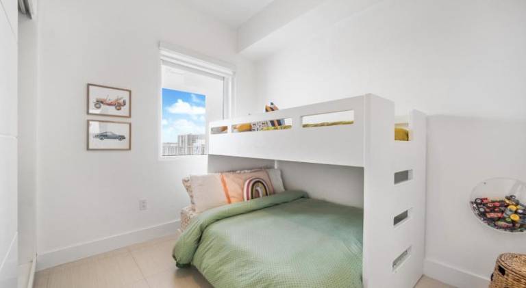 Big vacation home with pool & jacuzzi | Suitable for remote work | Pet-friendly in Miami, FL