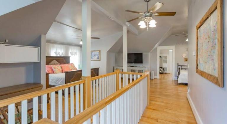 Fully equipped spacious vacation home with patio & grill | Suitable for remote work | Pets allowed — photo 3