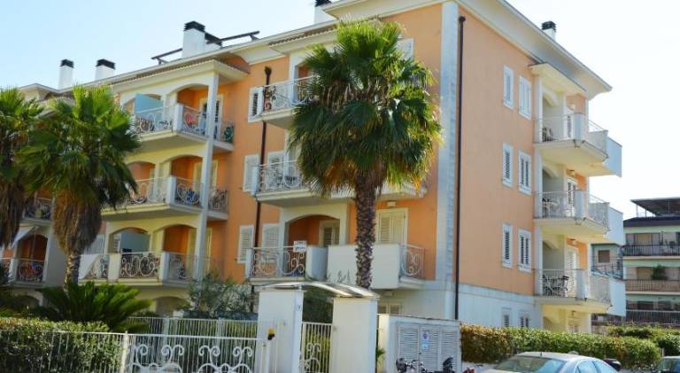 Holiday apartment with yard in Grottammare