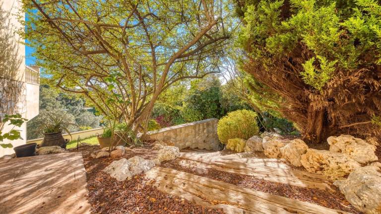 Villa with yard, patio & private pool | City view — photo 5