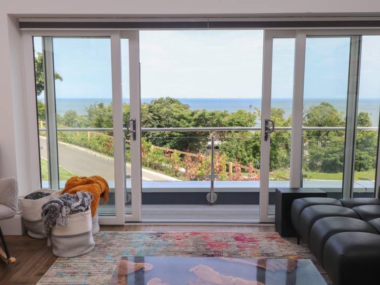 Cottage with hot tub & garden | Beach view — photo 5