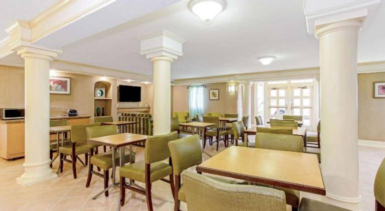 La Quinta Inn by Wyndham Orlando Airport West — photo 4