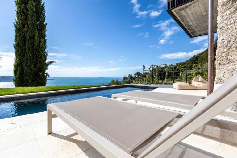 Villa with grill, private pool & yard | Garden view — photo 4