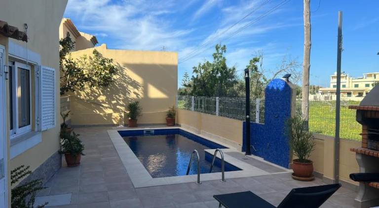 House with pool — photo 3