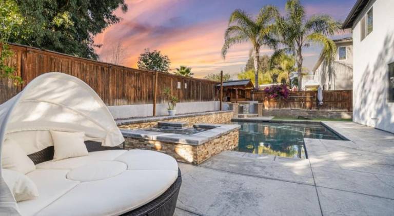 Vacation home with pool & jacuzzi — photo 4