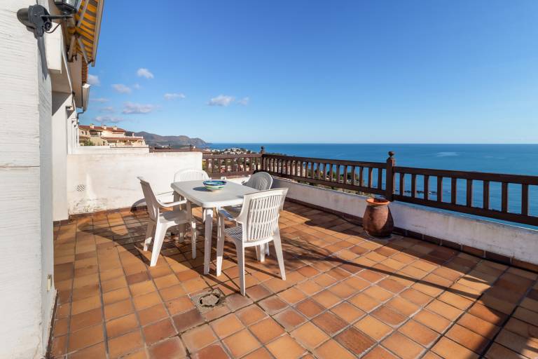 Apartment with pool, garden & patio | Beach view — photo 2
