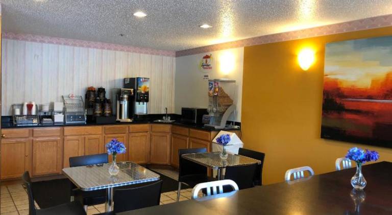 Super 8 by Wyndham Front Royal Near Shenandoah National Park — photo 5
