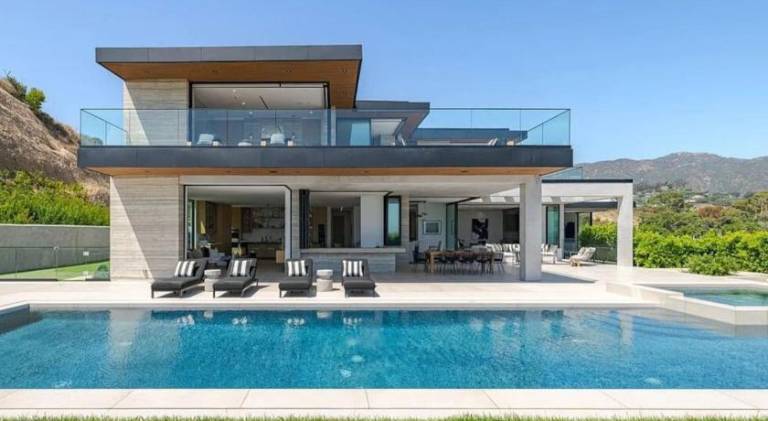 Vacation home with jacuzzi & pool | Suitable for remote work | Pets allowed in Mal