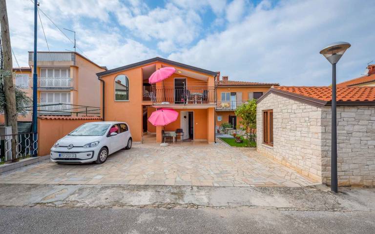 Apartment with barbeque, terrace & yard in Umag