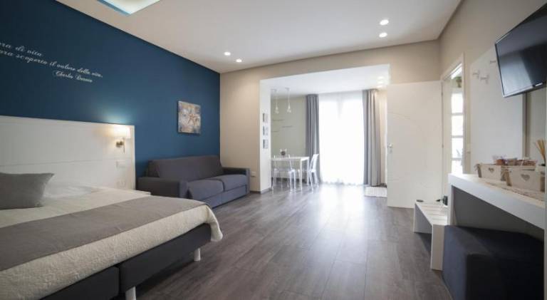 Serviced apartment with private pool, yard & terrace | Beach nearby | Pet-friendly — photo 2