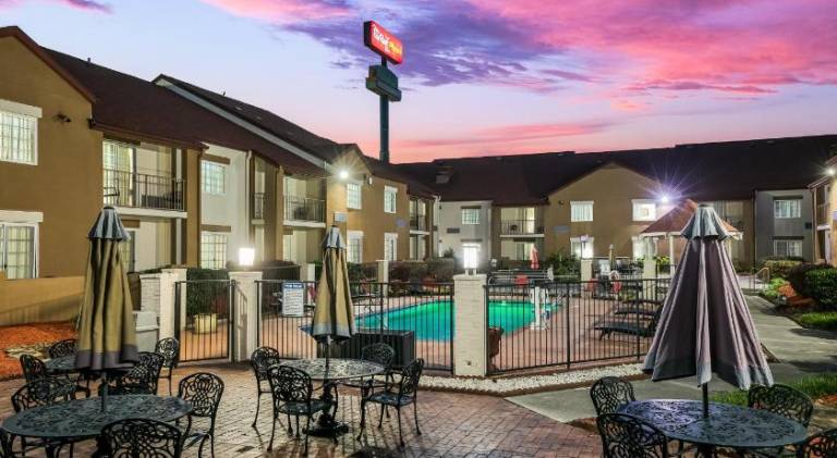 Red Roof PLUS & Suites Knoxville West-Cedar Bluff — photo 3