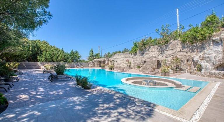Apartment with pool & patio — photo 3