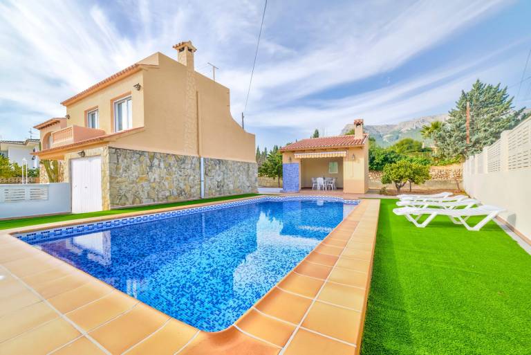 Villa with barbecue, yard & patio in Alicante
