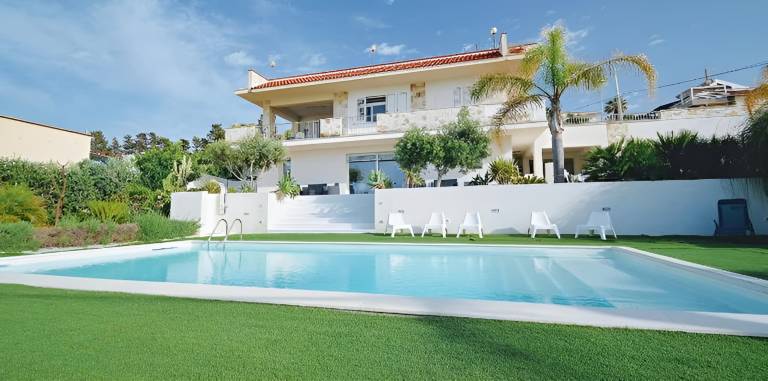 Villa Dwellings With Pool For Exclusive Use in Trapani