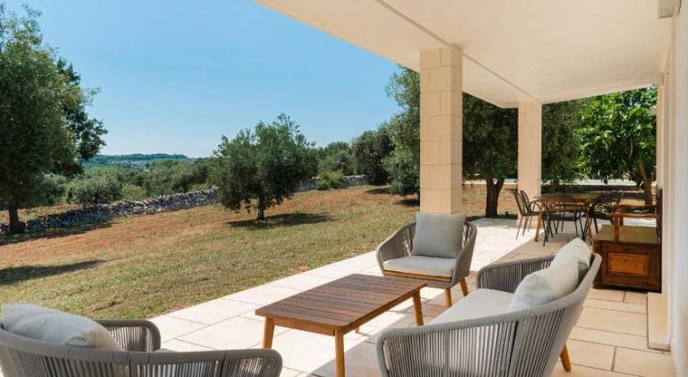 Villa with pool — photo 5