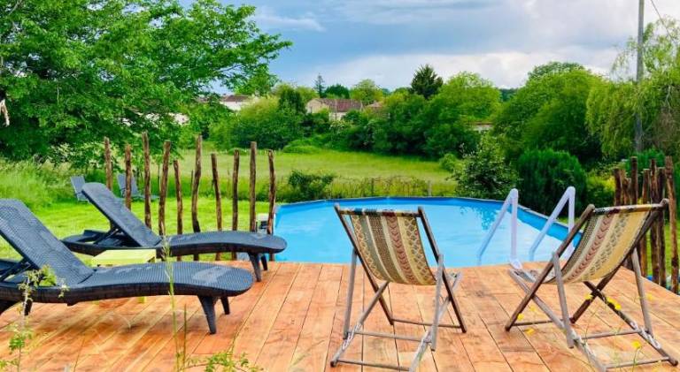 Lodge with yard, pool & jacuzzi | Dogs allowed — photo 2